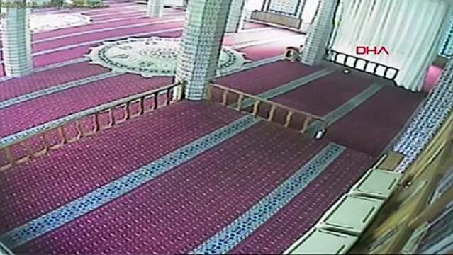 Namaz kıldıktan sonra sadaka kutusundaki paraları çaldılar