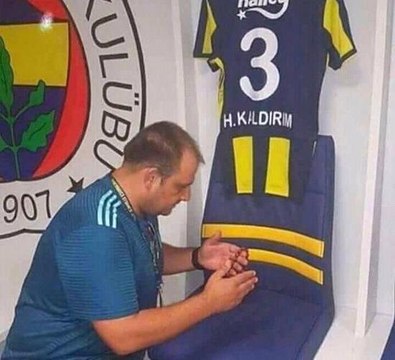 Kıbrıs Futbol Federasyonu Üyesi Ahmet Mahirel'in Derbi Öncesi Soyunma Odasında Dua Ettiği Görüntüler Ortaya Çıktı
