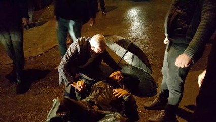 Çarptığı Kuryenin Başından Ayrılmadı, Elini Tutarak Destek Oldu