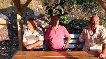 Tatil için geldiği köyünde vatandaşların bıraktığı çöpleri topluyor