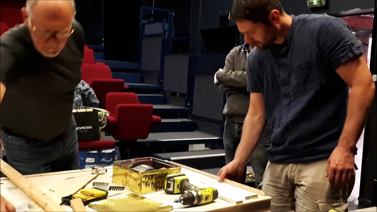 Blénod-lès-Pont-à-Mousson Les oiseaux de passage à l'oeuvre aux décors avant leur pièce