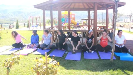 Tuncelili Anne Adayları Doğada Yoga ile Doğuma Hazırlanıyor