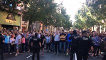 Un grup de gent atura al carrer de Fontanella la manifestació de JUSAPOL