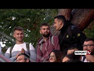 ‘Po ju çojmë alamet goce’, Rama zbret të rinjtë nga pema me urdhër partie, maturanti ia “mbledh”: