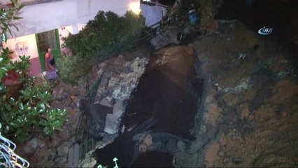 Sarıyer'de Yağmur Nedeniyle 43 Yıllık Duvar Yıkıldı