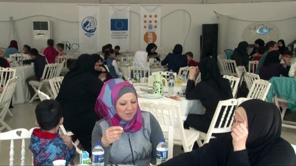 İzmir’de mültecilerin yüzleri şenlikle güldü
