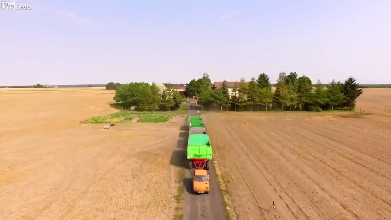 Cette toute petite Fiat tracte 4 remorque agricoles énormes !