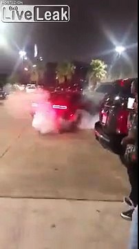 Voiture de luxe incontrôlable - il se plante dans d'autres véhicules sur le parking !