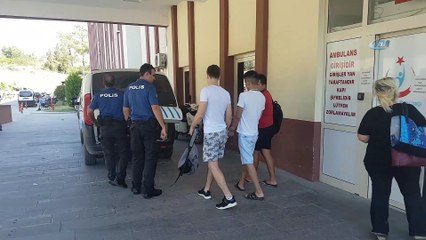 Mağazada ürünlerin güvenlik kitlerini keserek hırsızlık yaparken yakalandılar