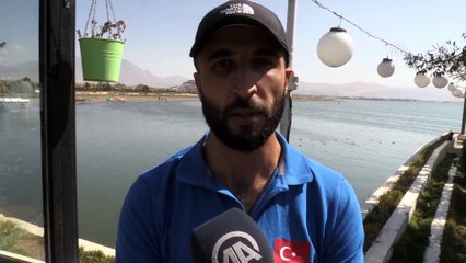 Su altında 'mangal yapıp çay içtiler' - VAN