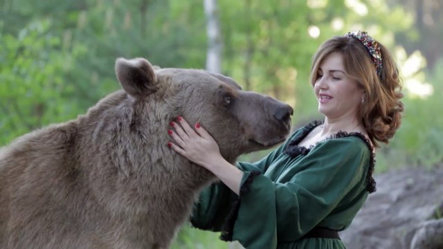Amitié incroyable entre un ours gigantesque et une femme russe