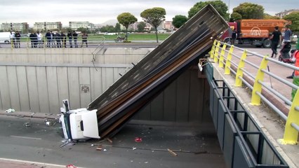 Tır alt geçide düştü: 2 yaralı - KONYA