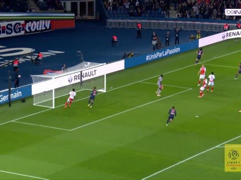 Edison Cavani Mencetak Gol Chip Indah Melawan Reims