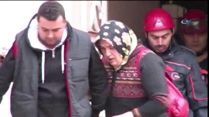 Patlamanın Ardından Göz Yaşları İçinde Kedisini Aradı