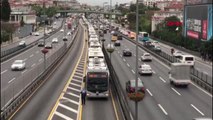 İstanbul- Metrobüs Duraklarında Uzun Araç Kuyrukları Oluştu -2