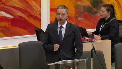 Nem buktatták meg az osztrák belügyminisztert