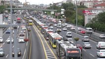 Metrobüs Duraklarında Uzun Araç Kuyrukları Oluştu -3