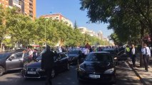 Unos 200 conductores de Uber y Cabify cortan seis carriles de la Castellana (1)