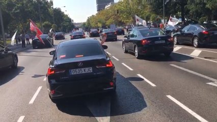 Unos 200 conductores de Uber y Cabify cortan seis carriles de la Castellana (2)