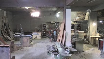 Sokaklardan Topladığı Ağaç Parçalarına Hayat Veriyor