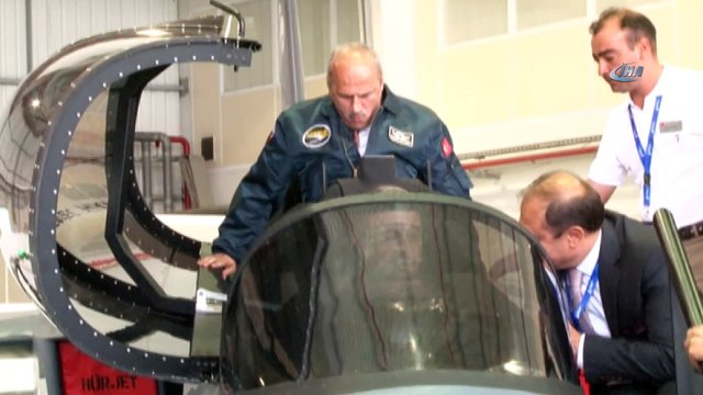 Cumhurbaşkanı Yardımcısı Fuat Oktay, Hürjet’in kokpitine geçti