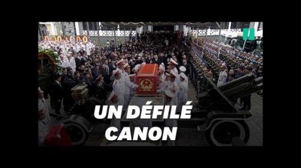 Les images du cercueil du président vietnamien posé sur un canon, lors d'une grandiose procession