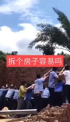 Duvar  adamların üstüne çöküyor