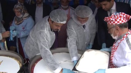 Küçükçekmece'de Binlerce Kişiye Aşure İkramı