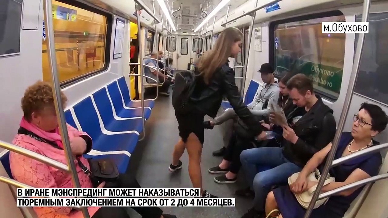 Une femme verse de l’eau de Javel sur les hommes qui prennent trop de place dans le métro