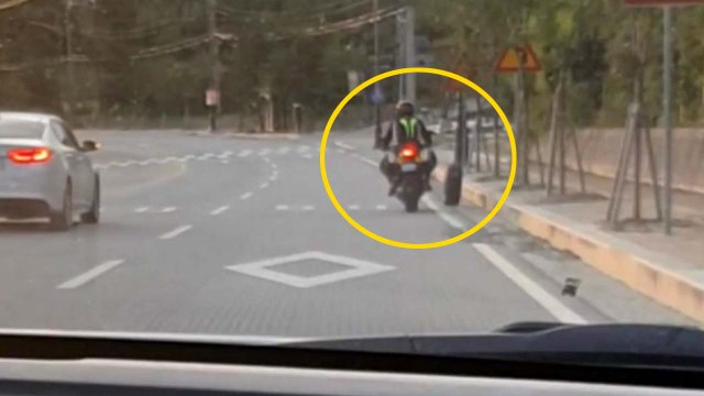 도로 따라 굴러가는 타이어 아찔한 상황...오토바이 운전자 선행 / YTN