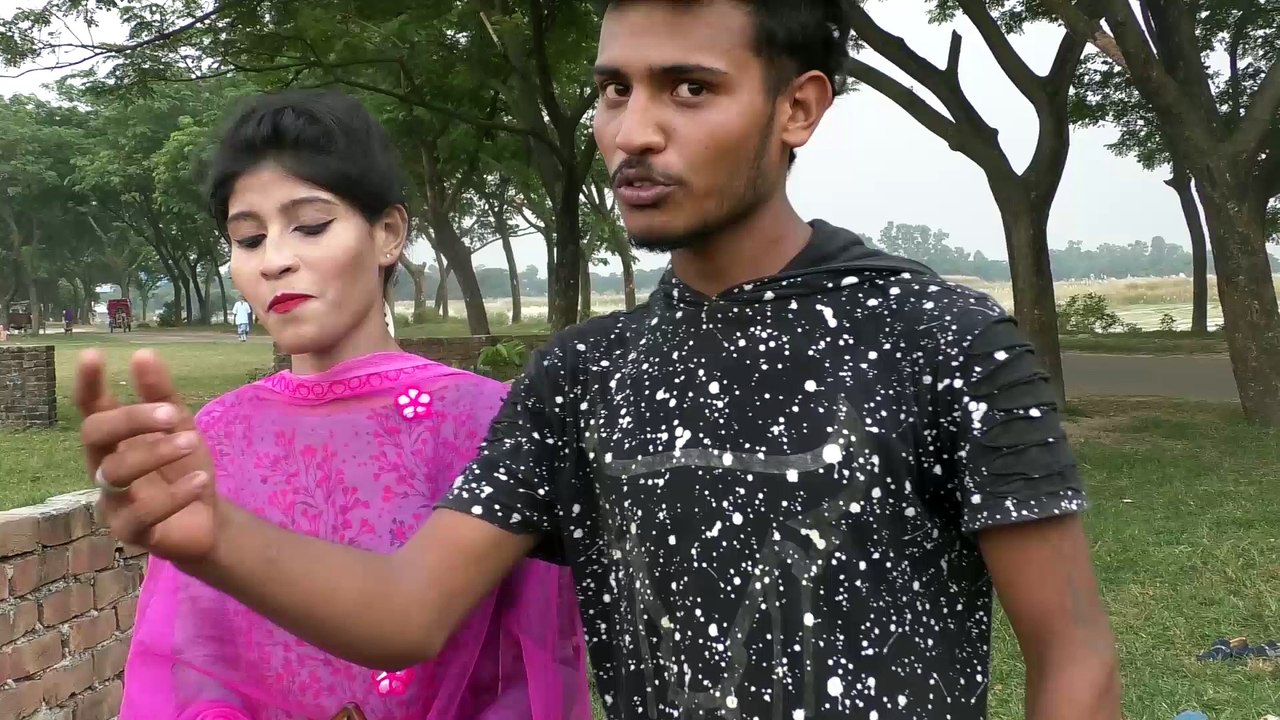 বকাঠে ছেলেরা মেয়েটির সাথে কি করছে খোলামেলা