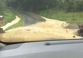 Скачать видео: 'My Children are Trapped at School' - Tennessee Mother Braves Flooded Roads