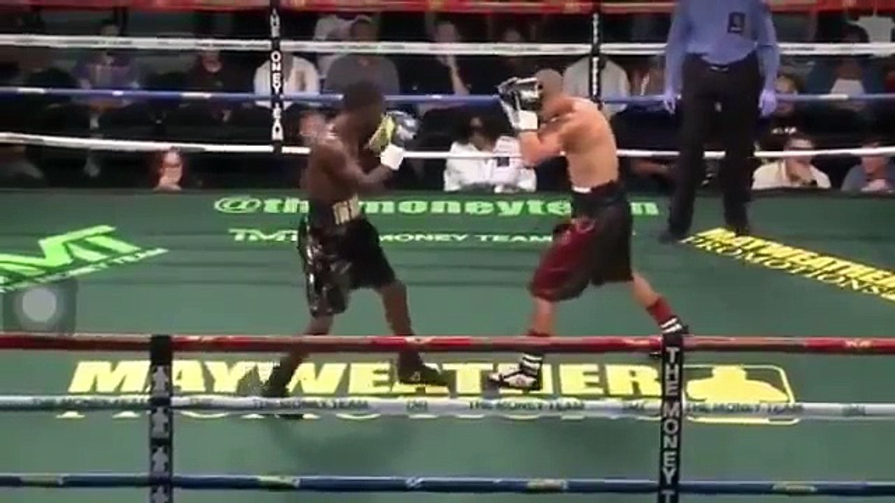 Boxer walks out of the ring right after knockdown