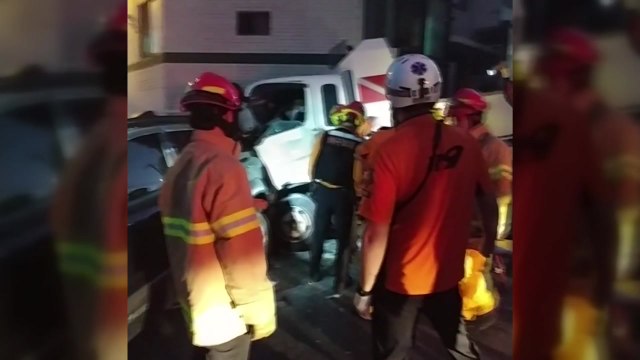 화물차가 주차 차량 들이받아...운전자 부상 / YTN