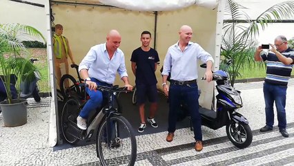 Cafôfo passeia de bicicleta pela Avenida