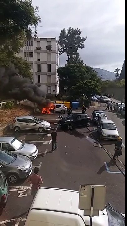 fogo que destruiu carro no Bairro do Hospital - Funchal