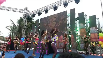 Những vũ điệu Latin sôi động đang làm nóng bầu không khí. Đến nga Typhoon Water Park nhé cả nhà ơi