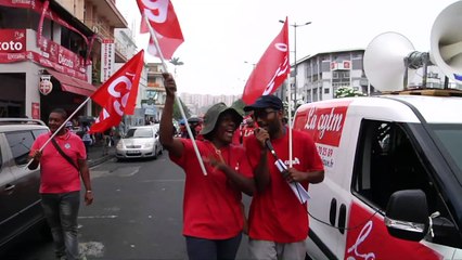 En Martinique, Macron veut s'attaquer à la "vie chère"