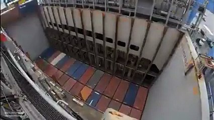 Konteynerler yük gemilerine böyle yüklenir