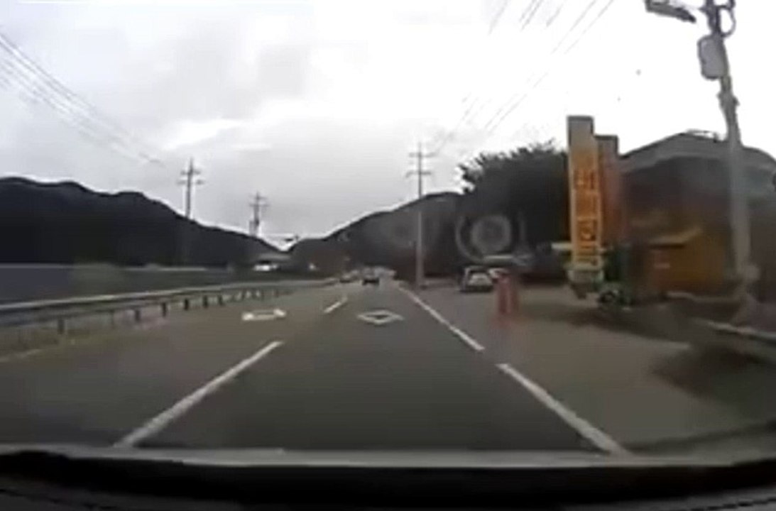Driver honks to save a pedestrian from accident