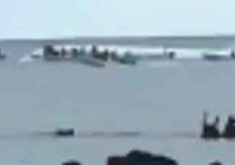 Tải video: Air Niugini Plane Crashes Into Lagoon Off Chuuk Airport