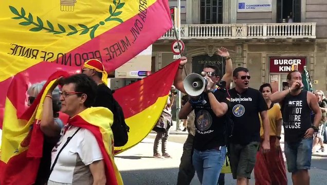 Els manifestant ultres s'encaren amb la gent que els escridassa
