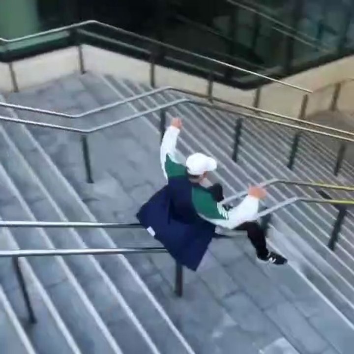 Ce jeune descend une rampe d'escalier comme un pro.