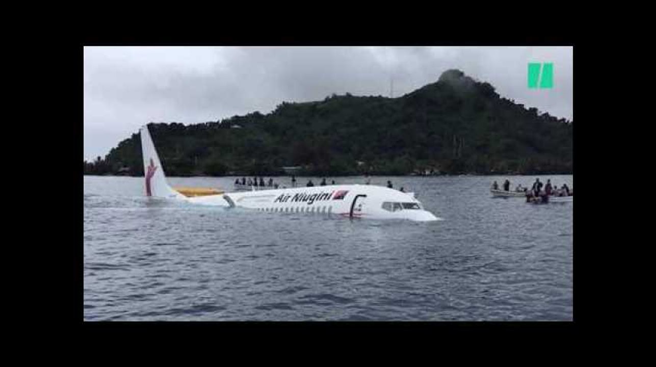 Un avion de ligne plonge dans un lagon du Pacifique