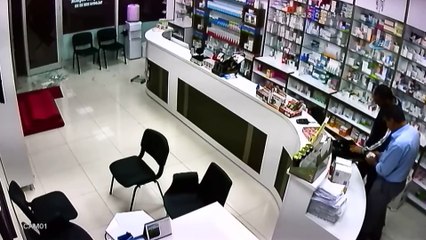 Uyuşturucu bulamayınca eczaneden sakinleştirici ve para çaldılar... O anlar kamerada
