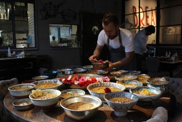 Bursa'da Bir Şef, 20 Bin Dolarlık Antika Çini Tabaklarda Vatandaşa Ücretsiz Aşure İkram Etti