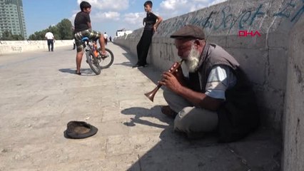 Adana Harabede Yaşıyor, Zurna Çalarak Hasta Çocuğuna Bakıyor