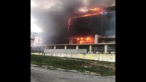 Sultangazi'de bir binada yangın çıktı. Yangın çıkan yerin huzurevi olduğu iddia edilirken, olay yerine çok sayıda itfaiye ekibi yönlendirildi.