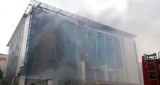 Son Dakika! İstanbul Sultangazi'de Bulunan Bir Huzurevinde Büyük Çaplı Yangın Çıktı, İtfaiye Müdahale Ediyor