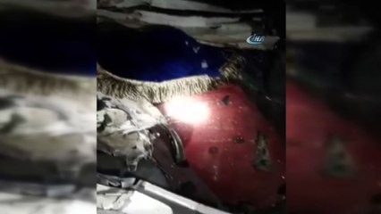 Minibüs kamyona çarptı: 1 ölü